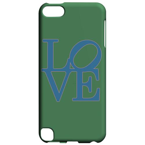 Geeks Designer Line (GDL) Slim Hard Case for Apple iPod Touch 5 - Blue Love on Green Geeks Designer Line (GDL) Slim Hard Case for Apple iPod Touch 5 - Blue Love on Green