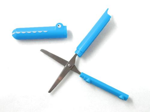 Kikkerland Croc Scissors - Compact and Easy to Store w/ Protective Cover
